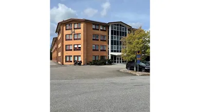 Trevligt kontor på 120 kvm med fri parkering och ett stort gemensamt konferensrum i ljusgård som nyttjas fritt av vår...