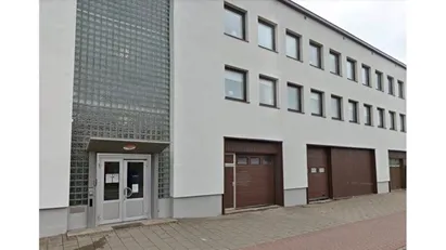 Lageryta med omklädning/duschar och ett mindre kontor, perfekt för ett entreprenadföretag.