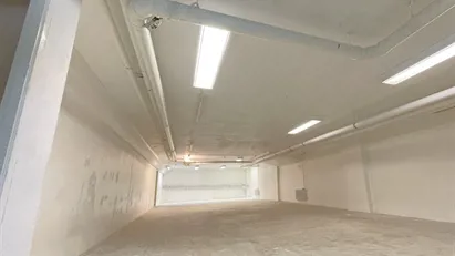 Flexibelt lager på 100–500 kvm med access via ramp eller hiss. Centralt läge, 500 kr/kvm med många användningsområden.