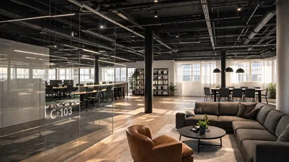 Modernt Top-Floor kontor med utsikt över takåsarna!