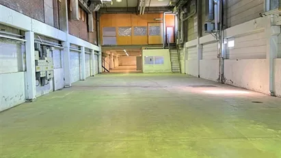Lagerlokal om ca 950 m² med automatisk takskjutport.