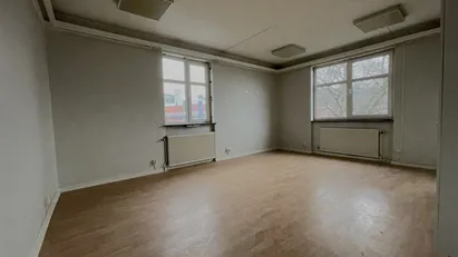 Prisvärd lokal på 35 kvm i centrala Borås. Perfekt för lager, kontor eller studio. Gemensamt pentry och WC ingår. 350...