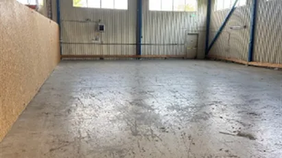 Lagerlokal uthyres i Täby 229 m² med 4,4 m porthöjd
