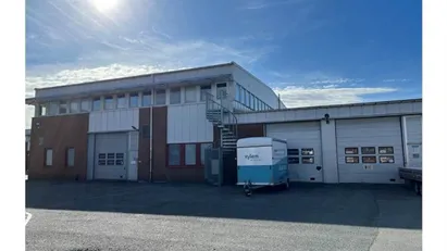 Lager med 3 portar, omklädningsrum på bottenvåningen samt kontor på ca 400 kvm på våning 1 trp nära Stig Center.